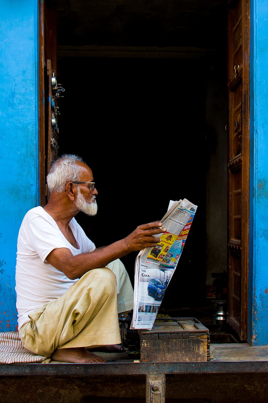 Old Man Sitting While Holding Newspaper Article, adult, commerce HD wallpaper