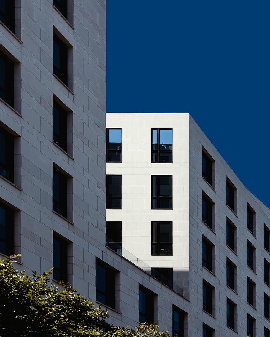 white building under blue sky, office building, window, urban HD wallpaper