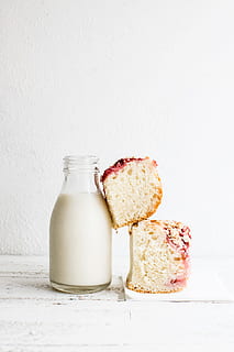 Homemade bun cake with glass of milk, breakfast, dessert, pastry HD wallpaper