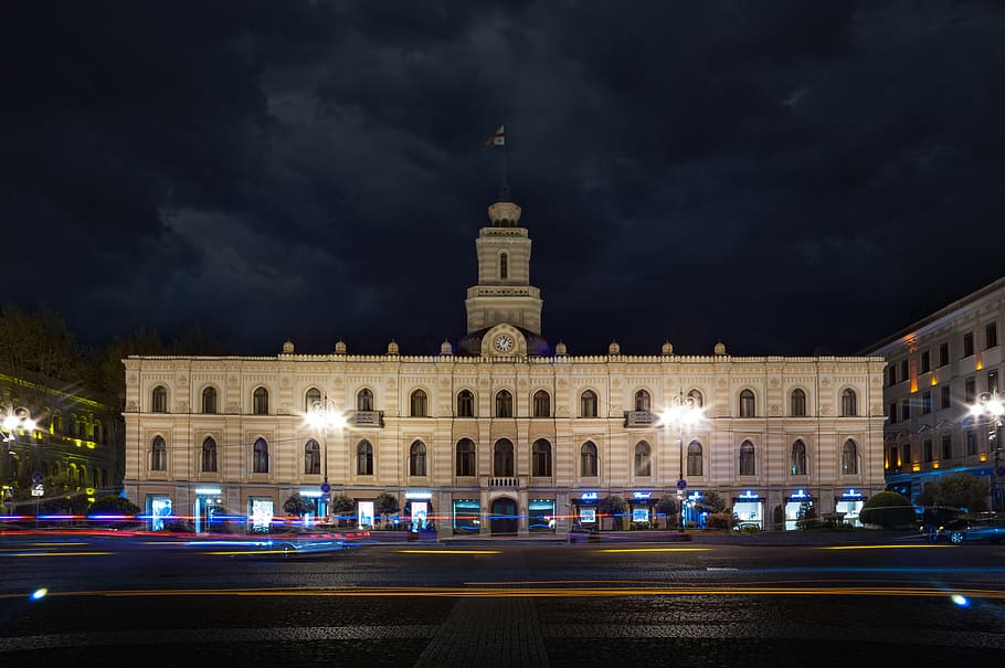 white painted concrete building at night, architecture, building exterior HD wallpaper