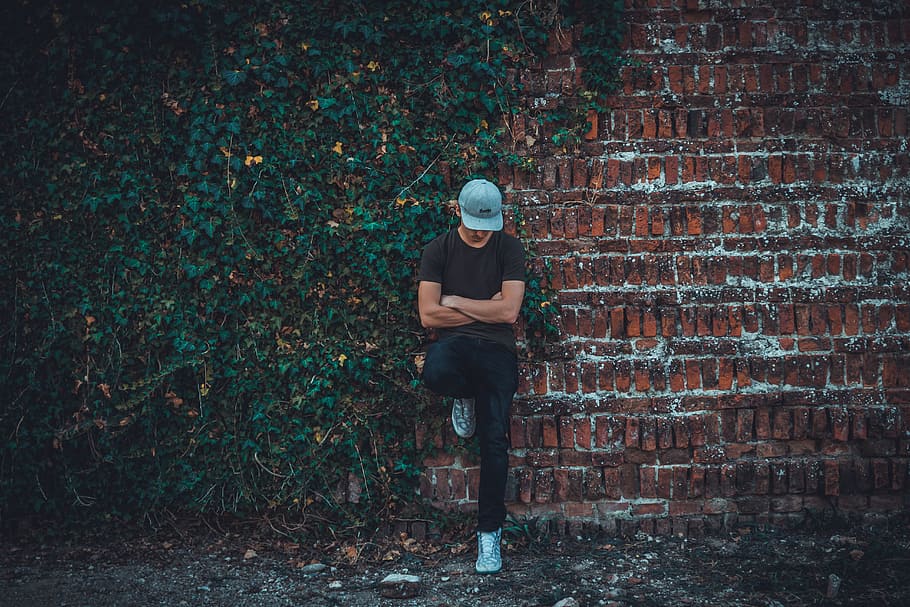 Man Leaning on Brick Wall, cap, daylight, ivy, outdoors, wear HD wallpaper