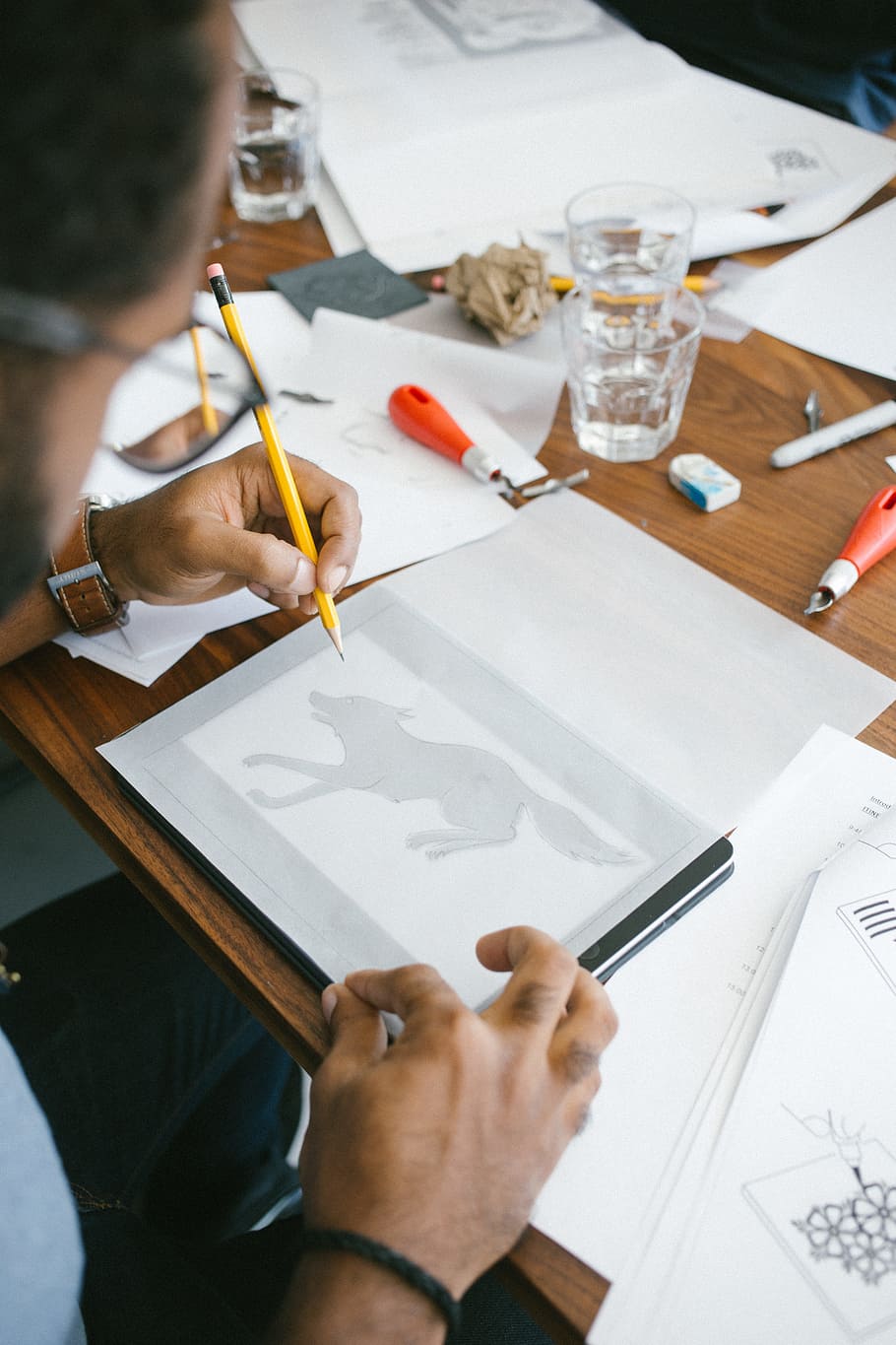 person sketching wolf, tracing, pencil, linocut, linography, artist HD wallpaper