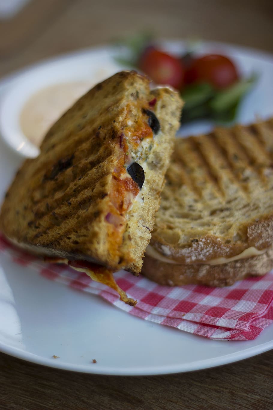 grilled breads on plate, food, food and drink, ready-to-eat, freshness HD wallpaper