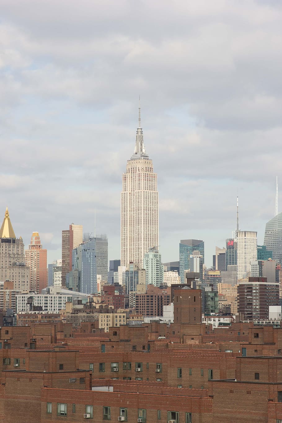 Empire State Building in midtown Manhattan surrounded with other skyscrapers HD wallpaper