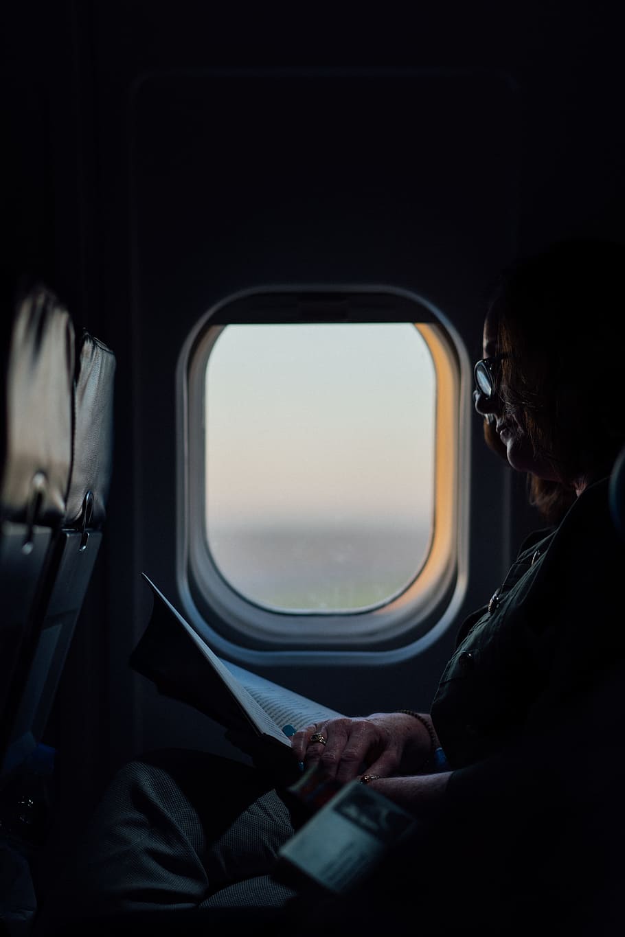 woman sitting and reading book on airliner, airplane, elderly HD wallpaper