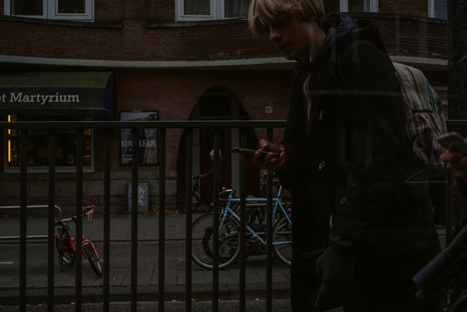 man holding smartphone, bike, transportation, vehicle, bicycle HD wallpaper