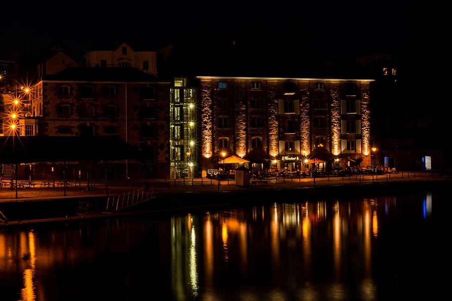 Building Near Body of Water, lights, night, reflections, illuminated HD wallpaper
