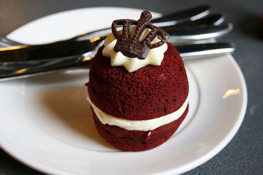 Chocolate Cupcake on Round White Saucer, coffee, cream, restaurant HD wallpaper