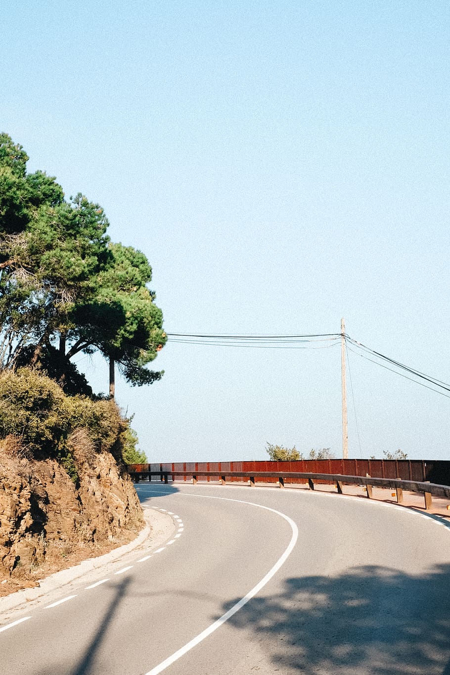 empty curved road, transportation, tree, sky, plant, nature, clear sky HD wallpaper