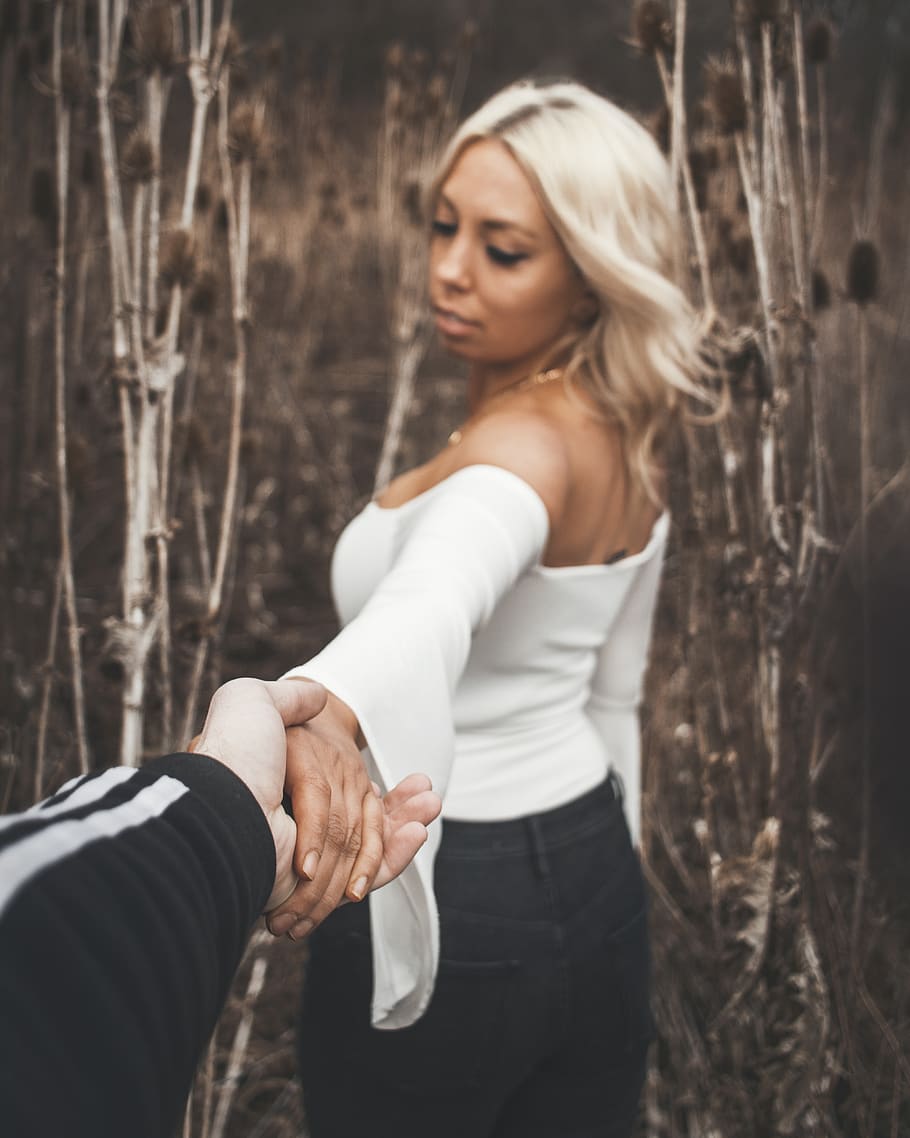 one unknown celebrity holding hands, person, human, apparel, clothing HD wallpaper