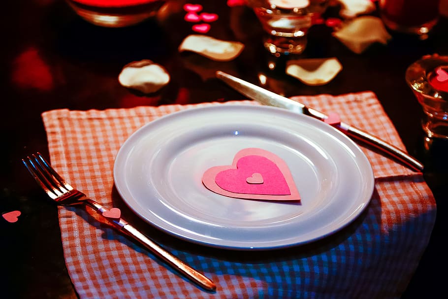 background, heart, plate, laying, love, novel, valentine, romantic HD wallpaper