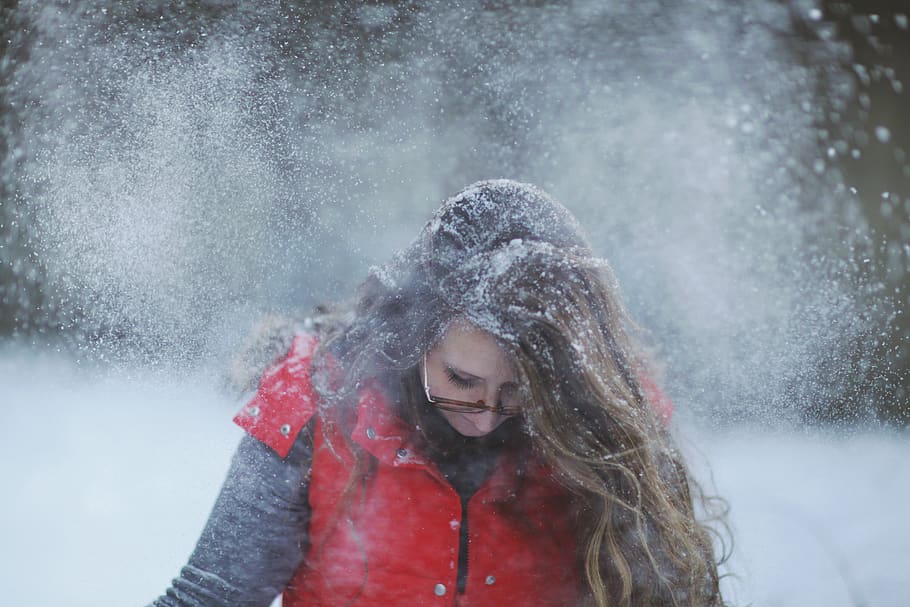 Woman in Red Vest With Snow on Her Head, blur, cold, daytime HD wallpaper