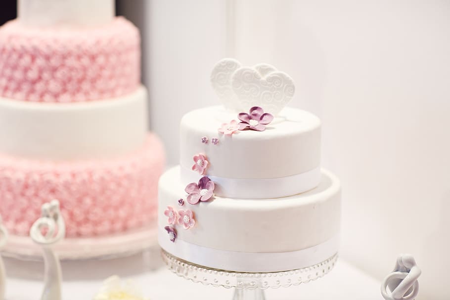 White Fondant Cake, baked, bakery, birthday, blur, cakes, candle HD wallpaper