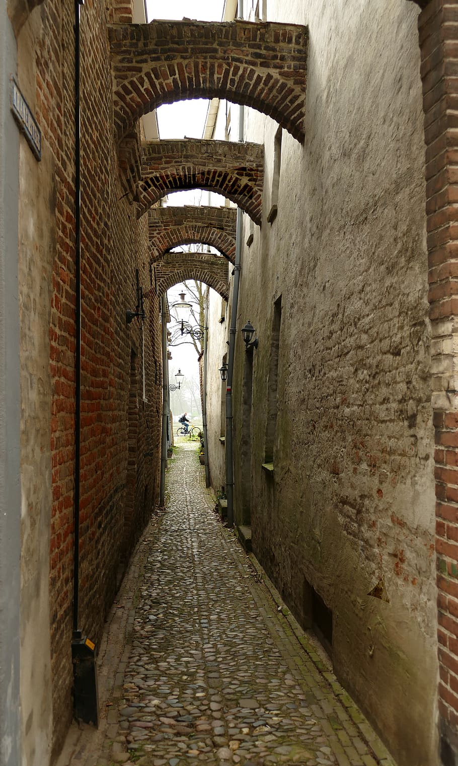 rose, passage, corridor, narrow, arc, wall, bicycle, cyclist HD wallpaper