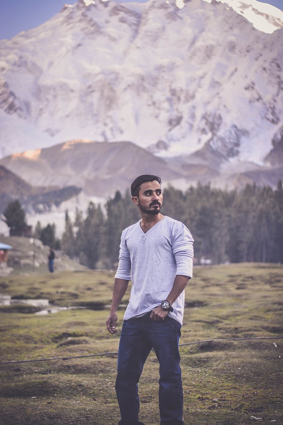 Man in Grey V-neck Long-sleeved Shirt With Blue Denim Jeans Behind White Mountain HD wallpaper