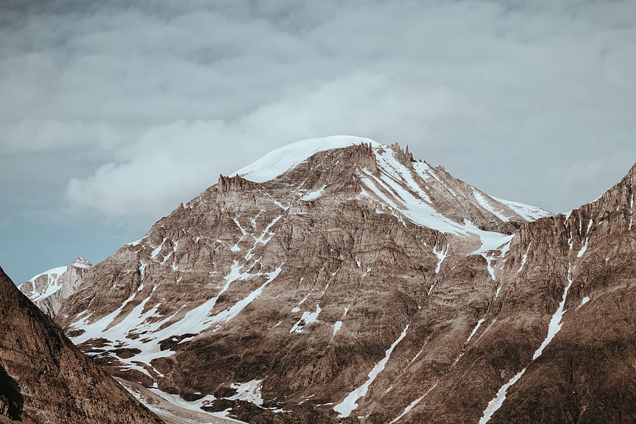 brown mountain under white sky, nature, mountain range, outdoors HD wallpaper