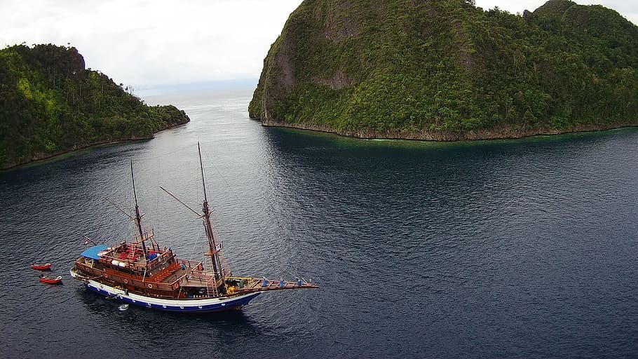 Brown Ship Near Mountain Covered With Green Trees, bay, boat HD wallpaper