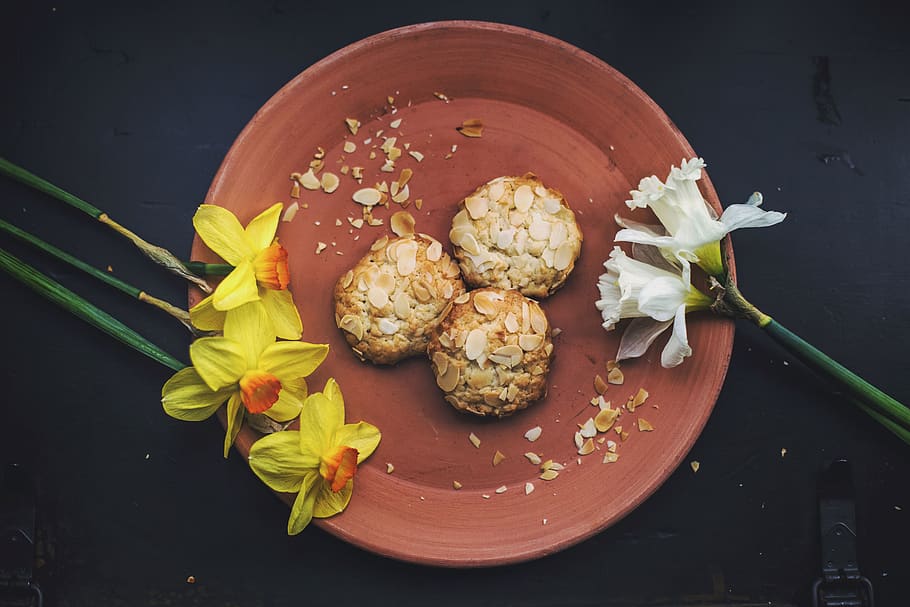 plate, dessert, almonds, flower, yellow, white, autumn, fall HD wallpaper