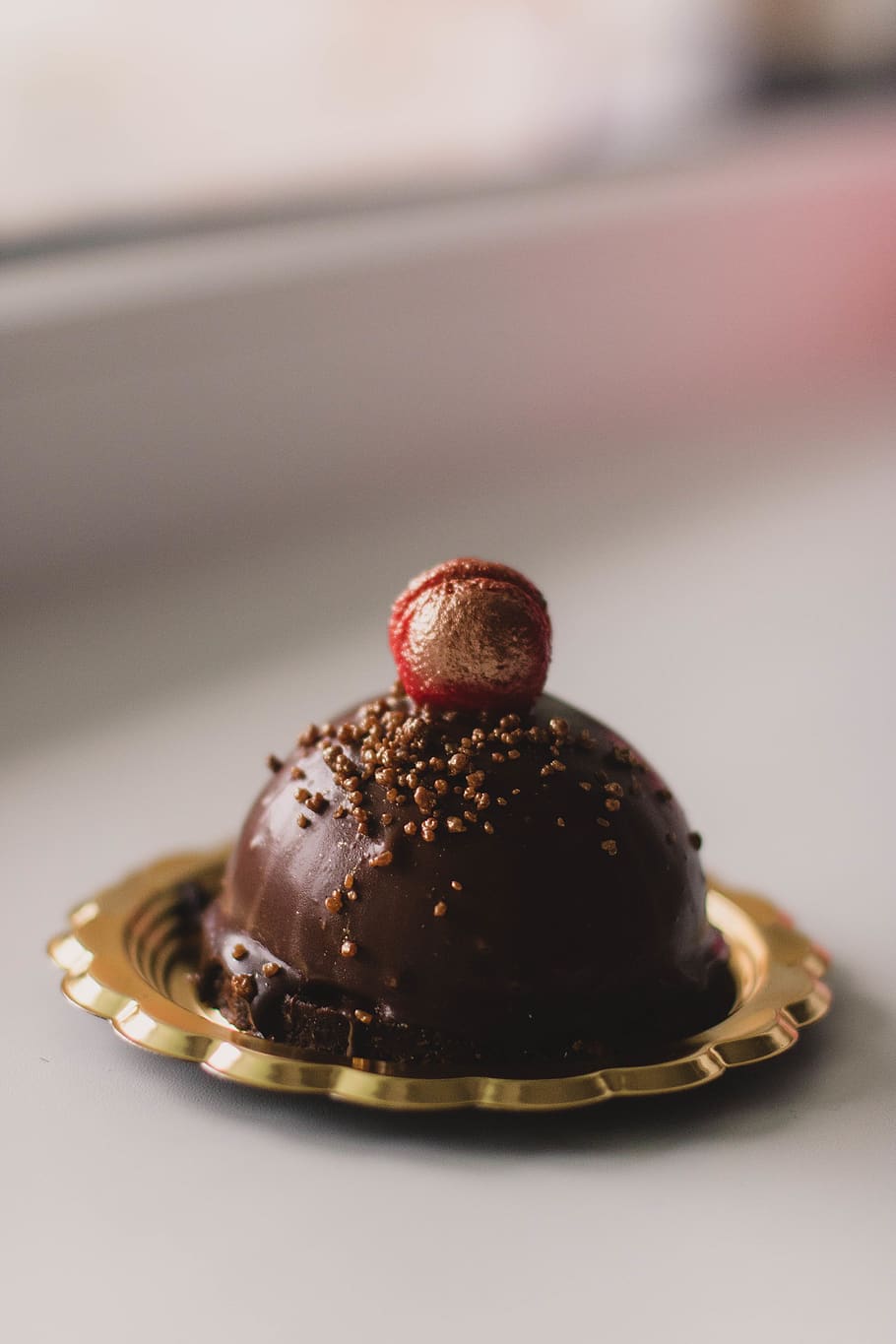 Chocolate Cake in Gold-colored Saucer, candy, chocolate cupcakes HD wallpaper