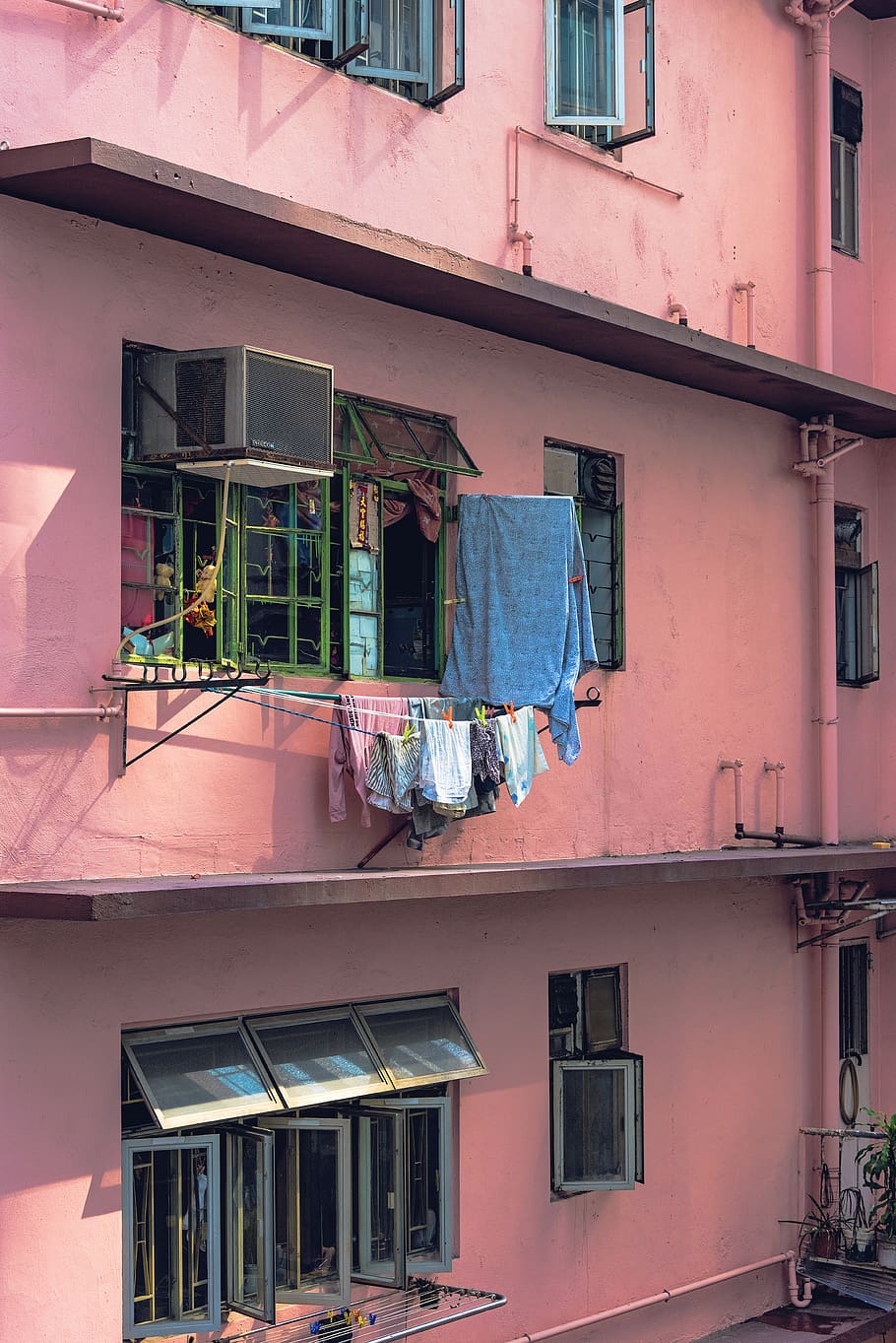 clothes hanged beside window, building exterior, architecture HD wallpaper