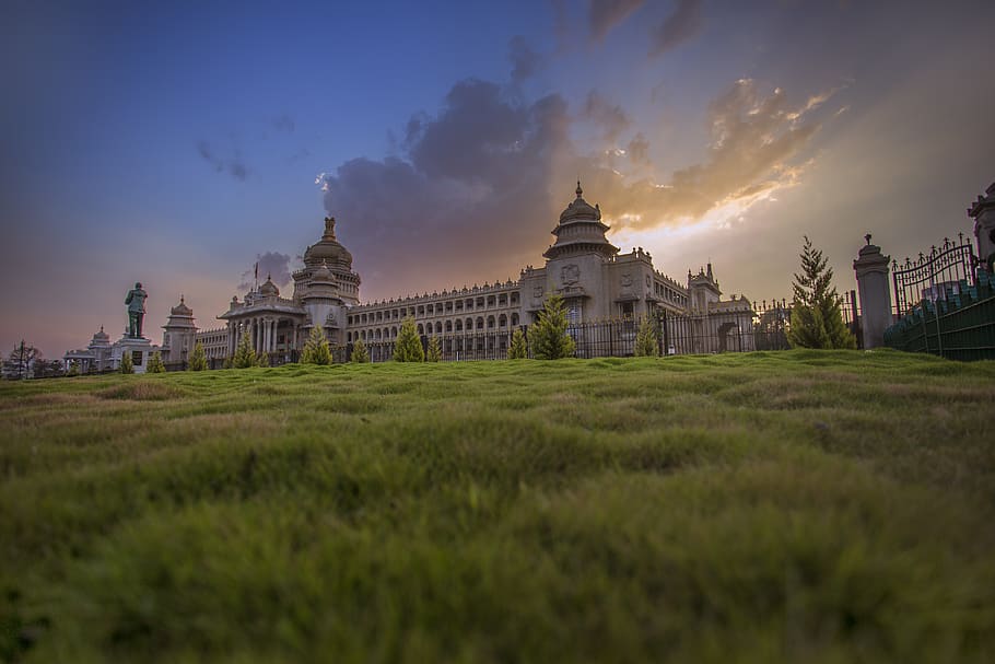 Buckingham Palace With Sun Rays, architecture, building, clouds HD wallpaper