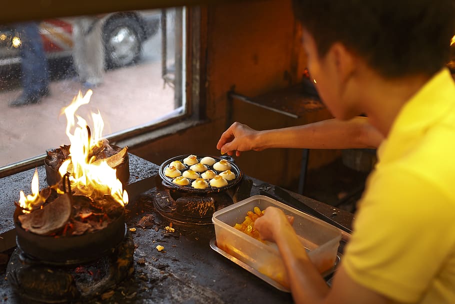 Man Cooking Inside Kitchen, flames, food, person, food and drink HD wallpaper