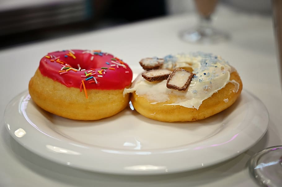 donuts, snacks, café, food and drink, plate, freshness, indoors HD wallpaper