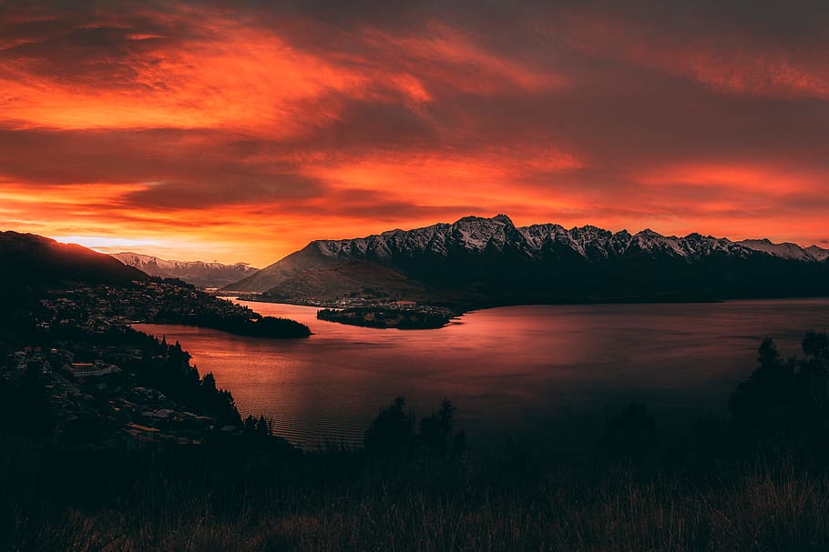 body of water near mountains at golden hour, remarkable, sun HD wallpaper