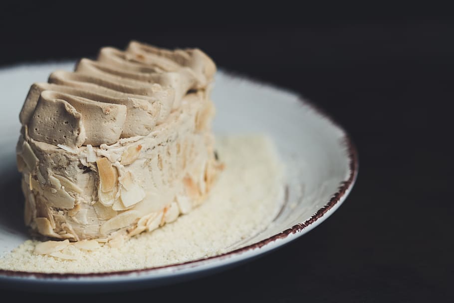 beige icing-covered cake on plate, food, food and drink, indoors HD wallpaper