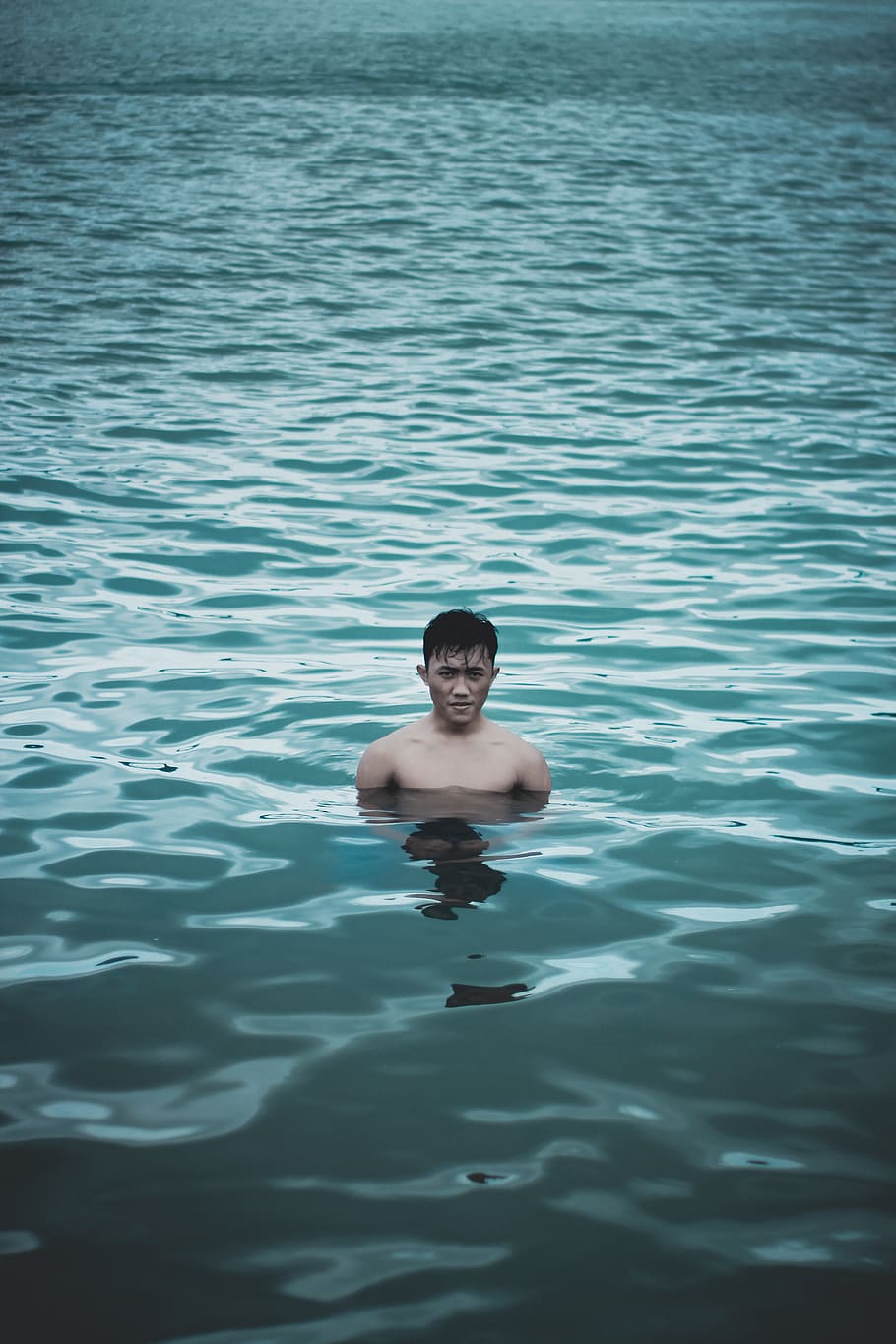 man bathing on calm water, waterfront, one person, shirtless HD wallpaper