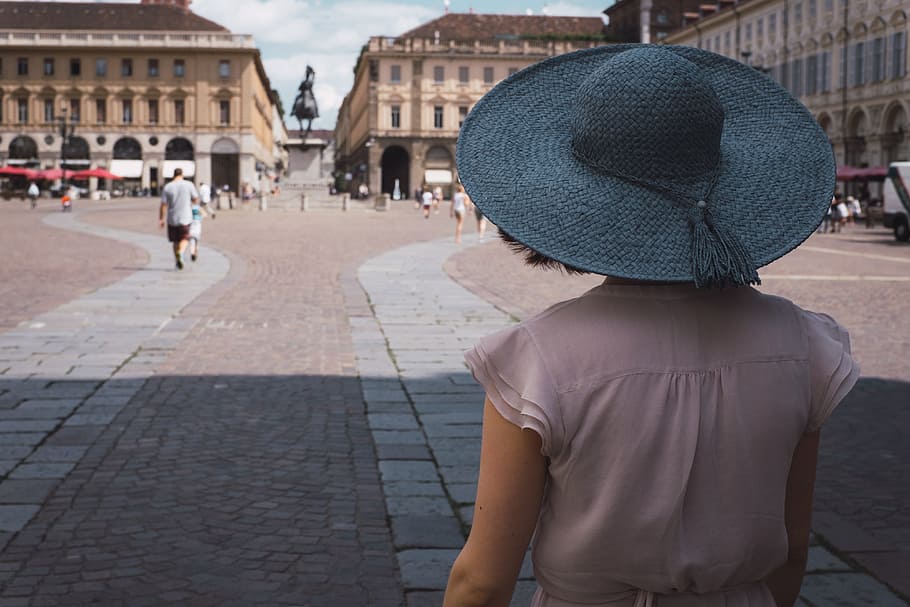 Girl in blue hat on Piazza San Carlo royal square in Turin (Tori, HD wallpaper
