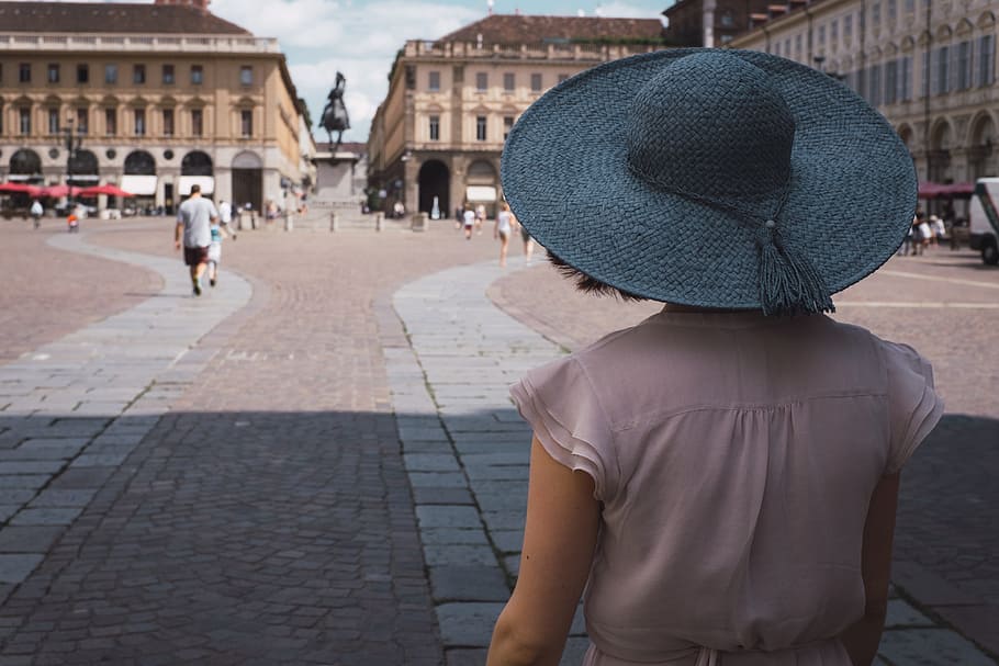 Girl in blue hat on Piazza San Carlo royal square in Turin (Tori HD wallpaper