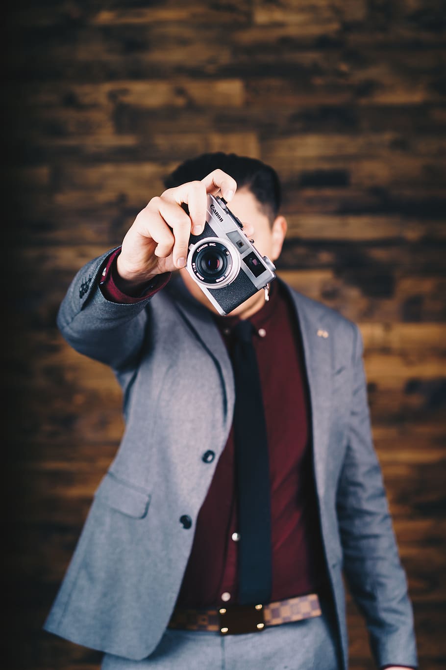 man holding mirrorless camera, electronics, person, human, apparel HD wallpaper