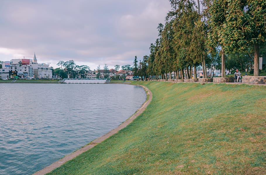Green Grass Field Beside Body of Water, architecture, buildings HD wallpaper