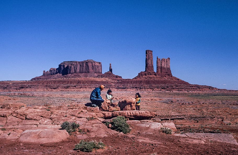 Two Children with One Adult of native american tribe playing at Monument Valley in Arizona, HD wallpaper