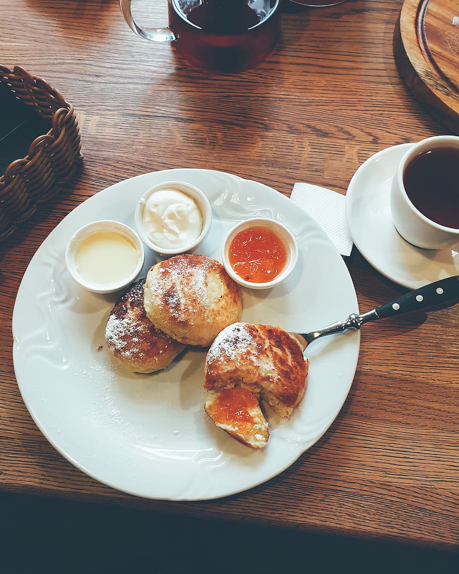 Bread With Three Assorted Sauce on Round White Ceramic Plate HD wallpaper