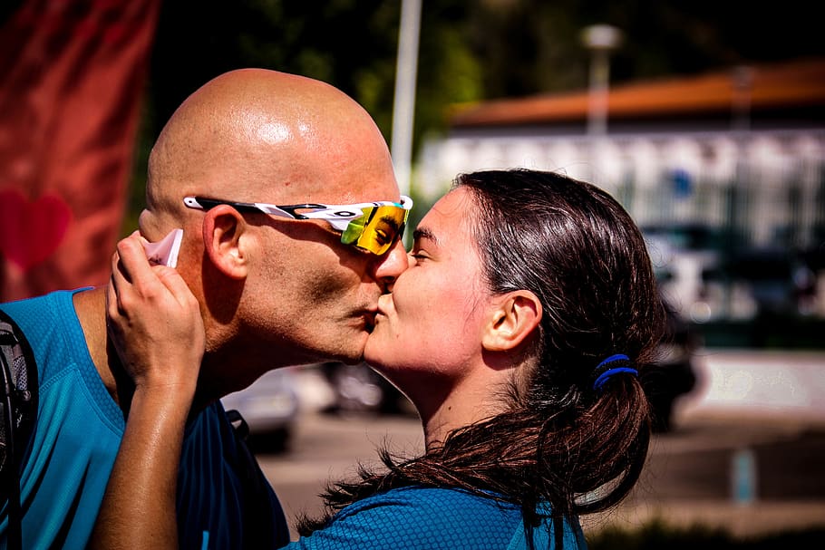Man and Woman Kissing Each Other, bald, blurred background, close-up HD wallpaper