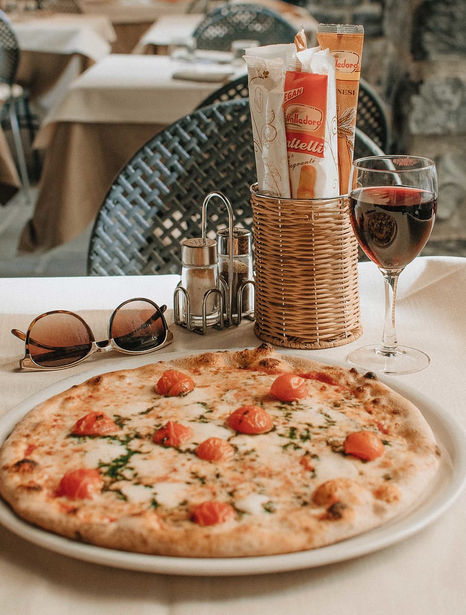 pizza on white tray, food, italy, glass, plate, bellagio, wine HD wallpaper
