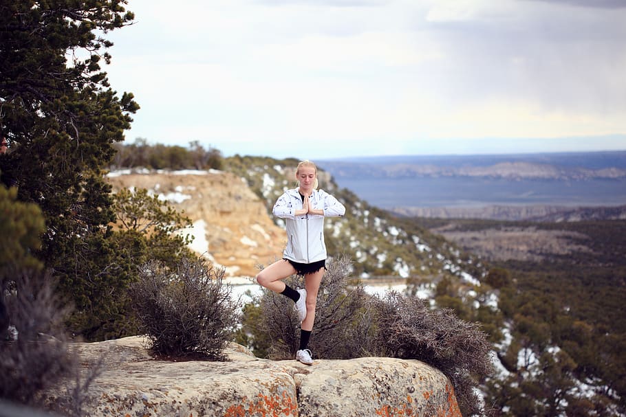 Woman doing yoga on a cliff, active, activity, balance, balancing HD wallpaper