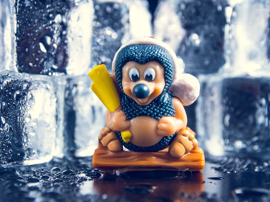 closeup, toy, statue, figure, object, drop, droplet, water HD wallpaper