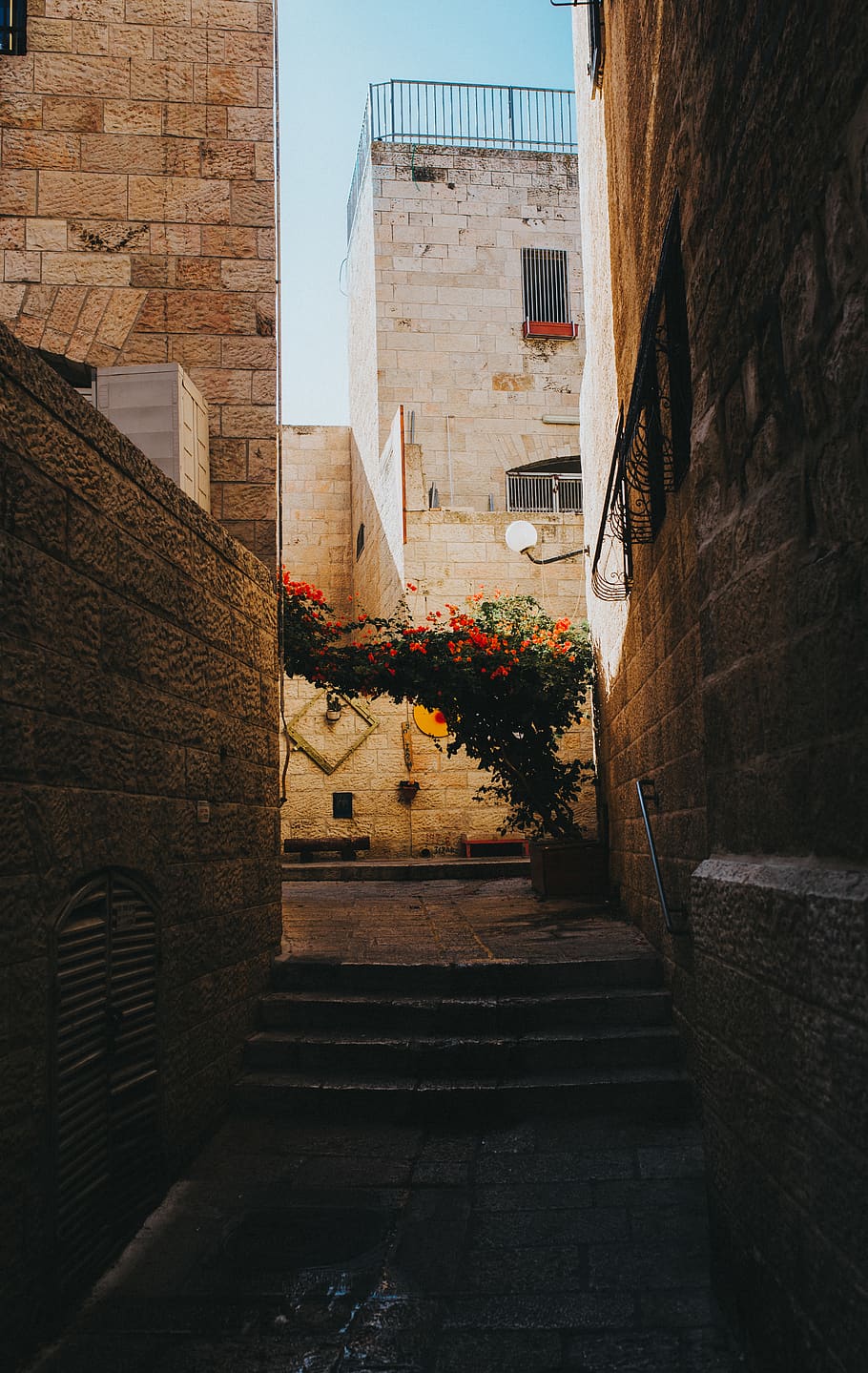 narrow concrete building, walkway, path, pavement, sidewalk, flagstone HD wallpaper
