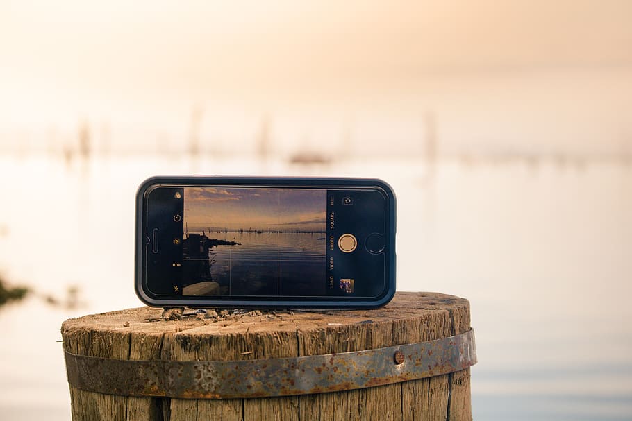 Iphone Screen, smartphone, taking photo, focus on foreground HD wallpaper