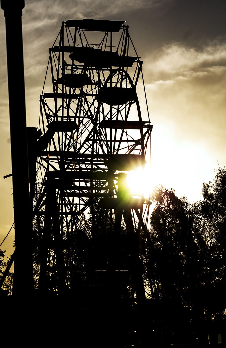 Silhouette of Ferris Wheel During Dusk, backlit, clouds, dark HD wallpaper