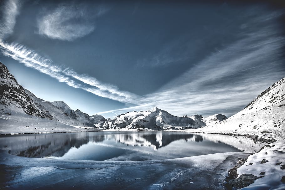 Lake on Between Snowy Mountain, clouds, cold, daylight, daytime HD wallpaper