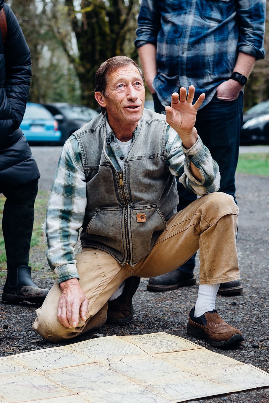 man kneeling doing hand signs, real people, men, lifestyles, casual clothing HD wallpaper