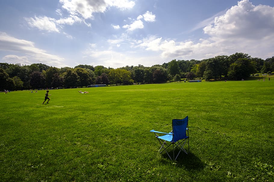 Стулья в парке. Стулья для парка. Green Chair in the Park.