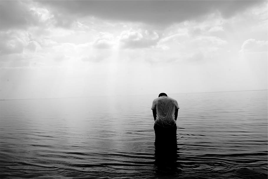 guy, man, tshirt, wet, water, clouds, sun rays, horizon, black and white HD wallpaper