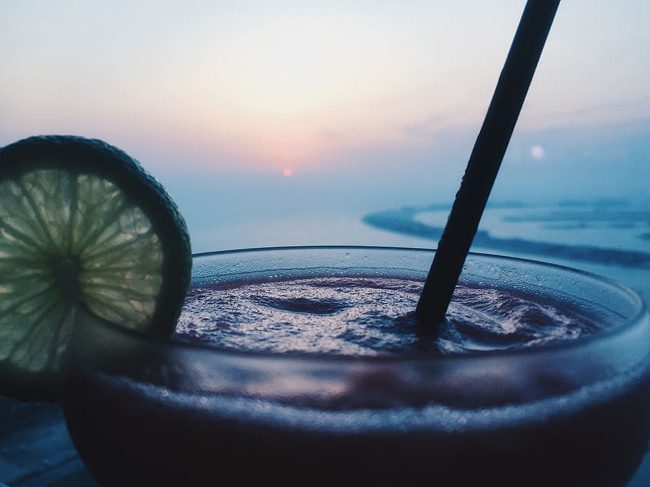 Clear Glass Beverage Glass, alcohol, blue, blur, cocktail, cocktail glass HD wallpaper