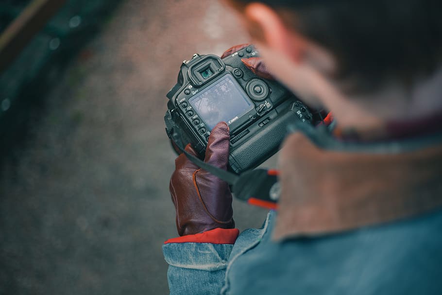 person holding DSLR camera, male, canon, photo, photographer, HD wallpaper