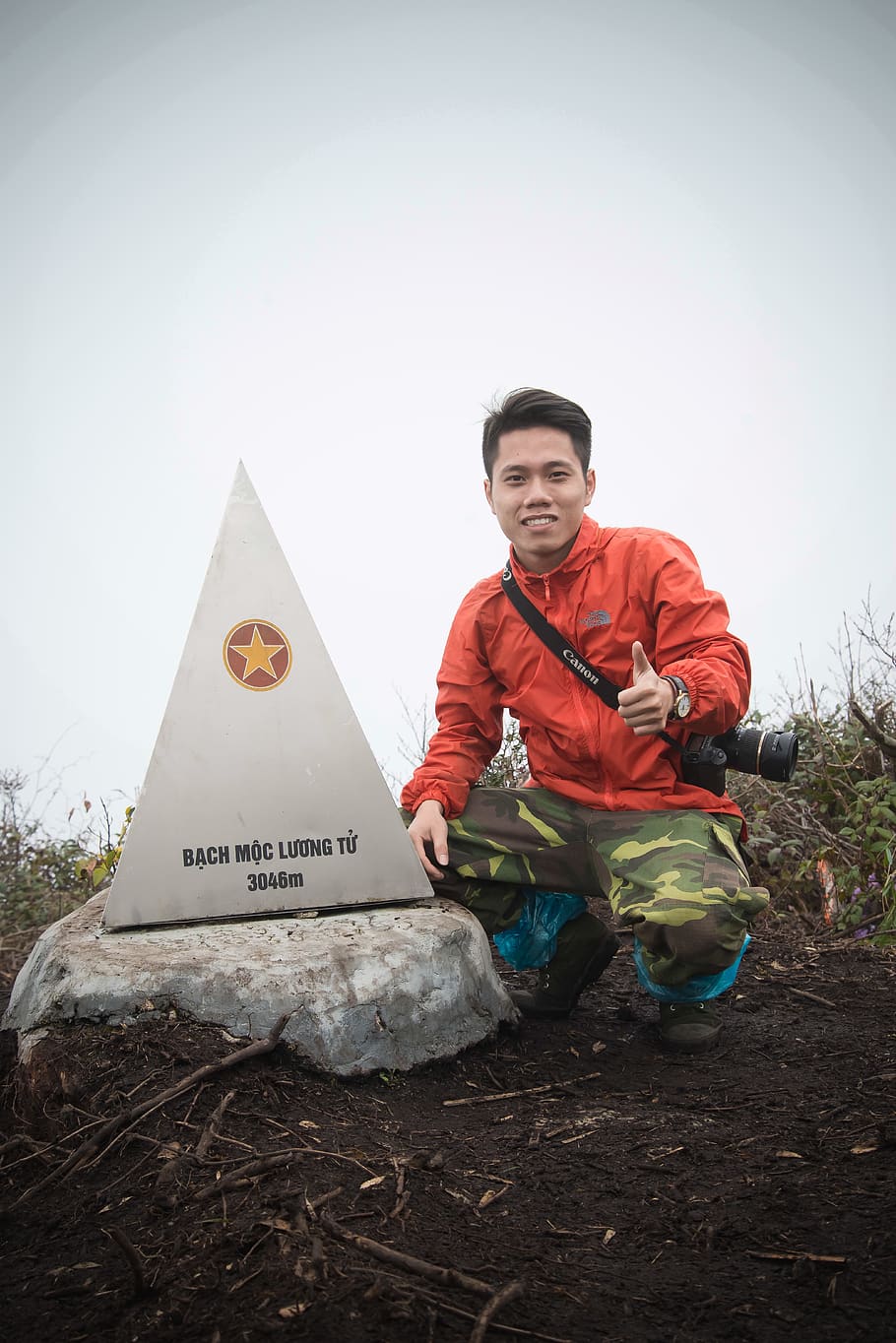 man squatting beside triangular statue, person, human, bạch mộc lương tử HD wallpaper